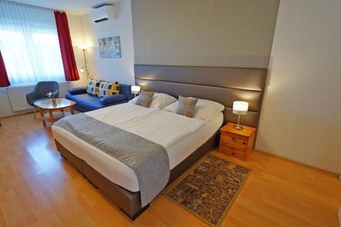 Bed, Photo of the whole room, Seating area, Bedroom, air conditioner