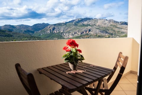 View (from property/room), Balcony/Terrace, Mountain view