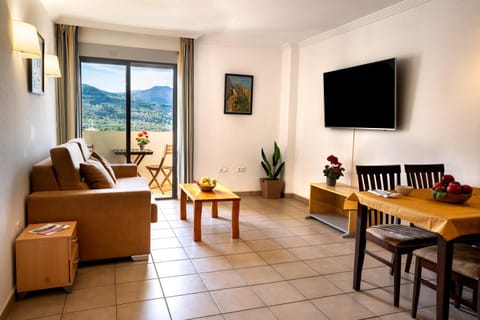 TV and multimedia, Living room, Dining area, Mountain view, internet