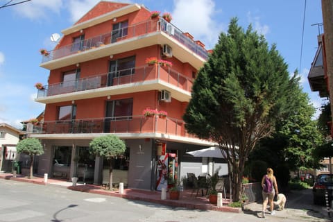 Property building, Patio, Facade/entrance, People, Bird's eye view, Balcony/Terrace, Street view, Family