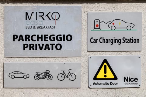 Casa Mirko - B & B con stazione ricarica auto elettriche parcheggio privato auto moto biciclette Bed and Breakfast in Arezzo