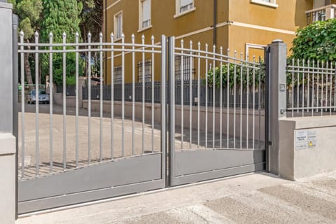 Casa Mirko - B & B con stazione ricarica auto elettriche parcheggio privato auto moto biciclette Bed and Breakfast in Arezzo