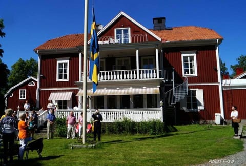 Property building, Day, Garden, group of guests