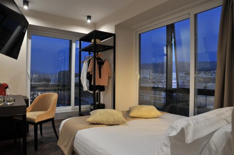 TV and multimedia, Coffee/tea facilities, Seating area, Bedroom, City view, Landmark view, Mountain view, Street view, Sunset, Quiet street view