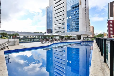 Property building, Food and drinks, Pool view, Swimming pool, sunbed