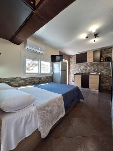 Bed, Kitchen or kitchenette, Photo of the whole room, Bedroom