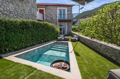 Property building, Patio, Day, Garden, Garden view, Mountain view, Pool view, Swimming pool, sunbed