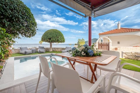 Patio, Day, Natural landscape, Garden, View (from property/room), Balcony/Terrace, Dining area, Garden view, Pool view, Sea view, Swimming pool, sunbed