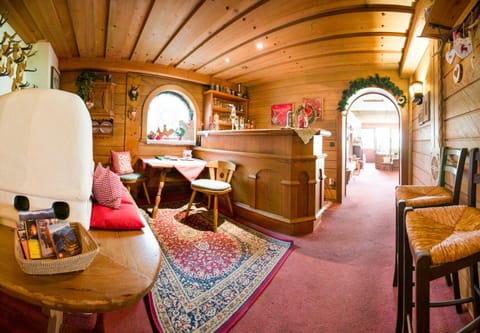 Restaurant/places to eat, Lounge or bar