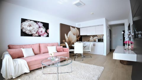 Kitchen or kitchenette, Living room, Seating area, Dining area