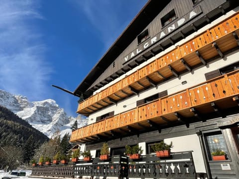 Property building, Winter, Balcony/Terrace