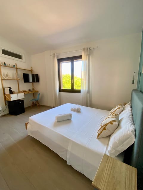 Bed, TV and multimedia, Photo of the whole room, Bedroom, towels