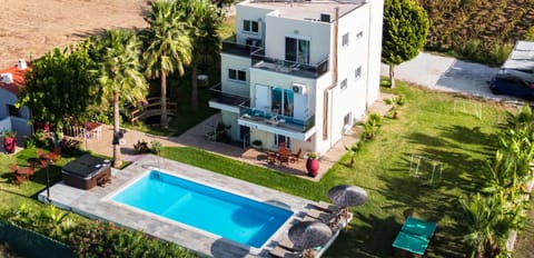 Property building, Patio, Spring, Day, Garden, Garden view, Pool view, Swimming pool, sunbed