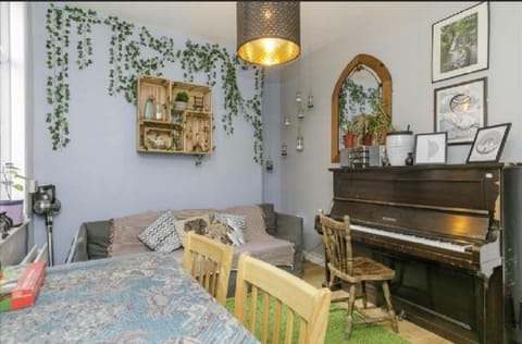 Big Yellow Door in Queens Quarter Bed and Breakfast in Belfast