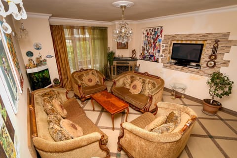 Communal lounge/ TV room, BBQ facilities, TV and multimedia, Living room, Seating area, Evening entertainment