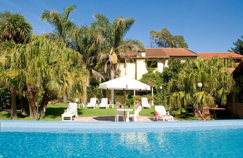 Property building, Patio, Patio, Off site, Day, Natural landscape, Garden, Garden, Food and drinks, On site, Garden view, Pool view, Swimming pool, Swimming pool, sunbed