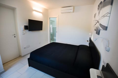 TV and multimedia, Photo of the whole room, Bedroom