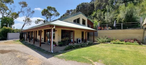 Property building, Day, Garden, Garden view, Garden view, Parking