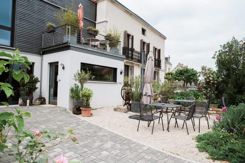Property building, Patio, Facade/entrance, Garden