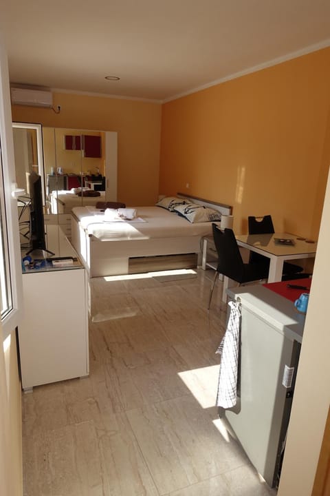 Kitchen or kitchenette, Living room, Seating area, Bedroom