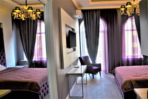 Bed, TV and multimedia, Living room, Photo of the whole room, Seating area, Bedroom, hair dresser