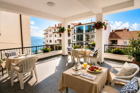 Patio, View (from property/room), Balcony/Terrace, Dining area, Lake view, Parking