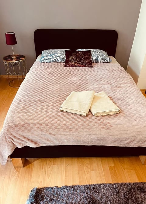 Bedroom, towels