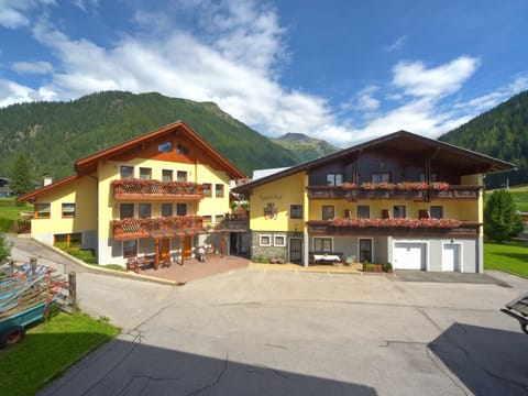 Property building, Patio, Facade/entrance
