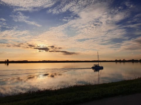 Nearby landmark, Neighbourhood