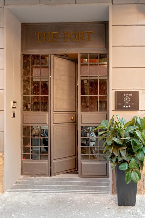 Facade/entrance, Internal: Not applicable to any particular room