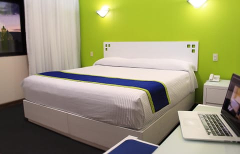 Shower, Toilet, Staff, Bed, People, Bathroom, TV and multimedia, Fitness centre/facilities, Other, Photo of the whole room, Decorative detail, Bedroom, Guests, Area and facilities, children, young children, older children, group of guests, Family