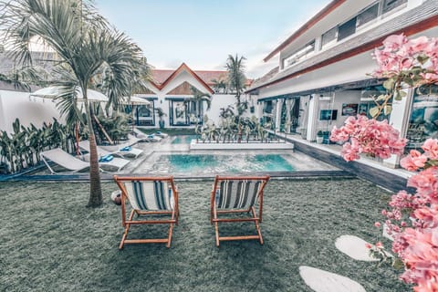 Property building, Patio, Garden, On site, Swimming pool, Swimming pool