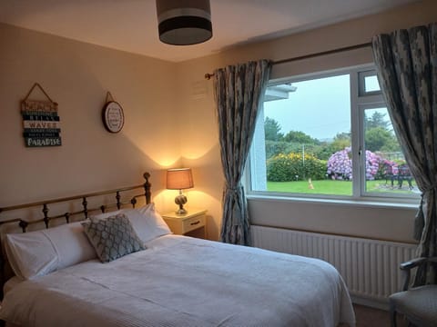 Bed, Bedroom, Garden view