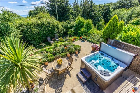 Hot Tub, Area and facilities