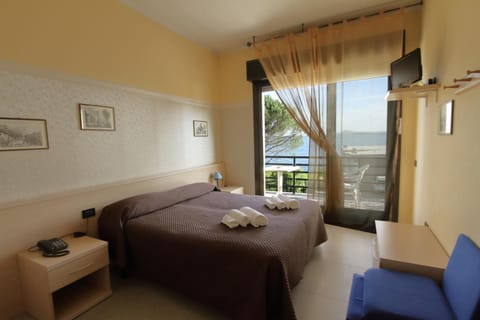 Photo of the whole room, Lake view