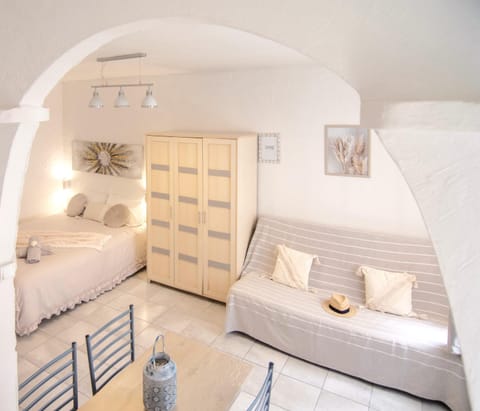 Bed, Photo of the whole room, wardrobe