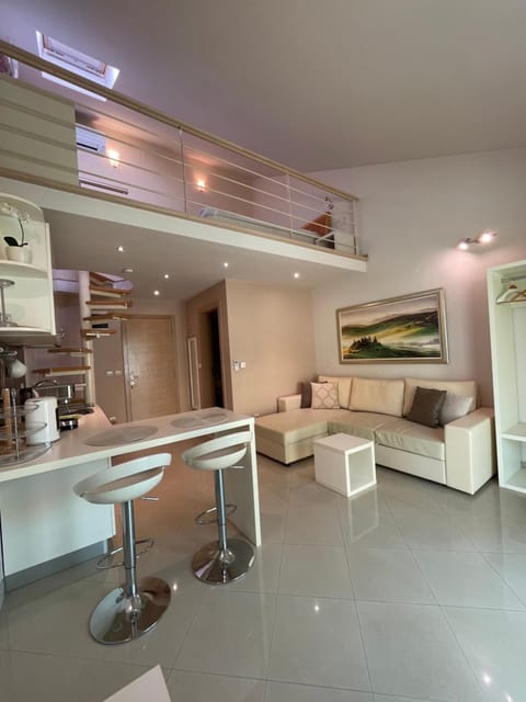 Kitchen or kitchenette, Dining area, minibar