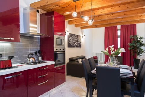 Kitchen or kitchenette, Seating area, Dining area