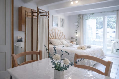 Bed, View (from property/room), Decorative detail, Dining area, Bedroom