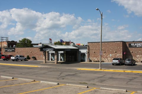 Property building, Restaurant/places to eat, Facade/entrance, Parking