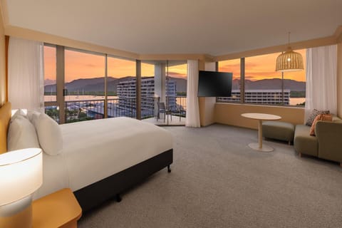 View (from property/room), Balcony/Terrace, Photo of the whole room, Bedroom, Mountain view, Area and facilities, Sunset