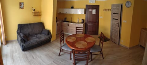 Kitchen or kitchenette, Living room, Seating area, Dining area