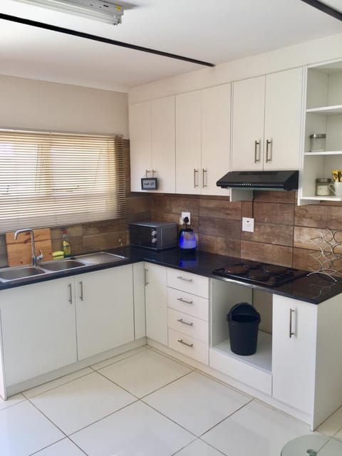 Coffee/tea facilities, Kitchen or kitchenette, Living room, Dining area