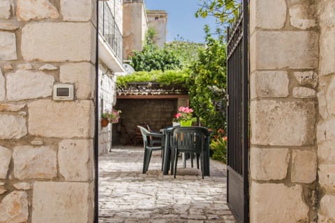 Patio, Day, Garden