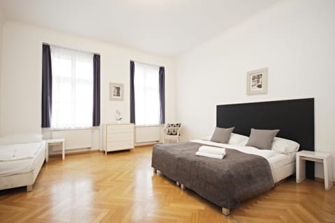 Day, Photo of the whole room