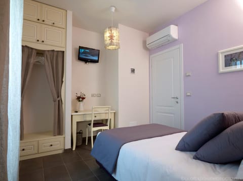 Bed, TV and multimedia, Photo of the whole room, Bedroom