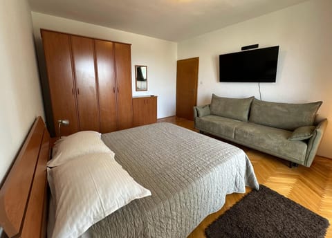 Bed, TV and multimedia, Photo of the whole room, Bedroom, wardrobe