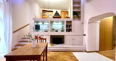 TV and multimedia, Living room, Dining area