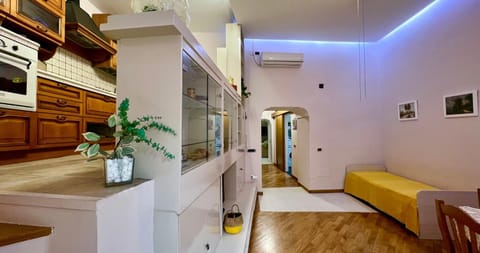 Bed, Kitchen or kitchenette, Living room, Seating area