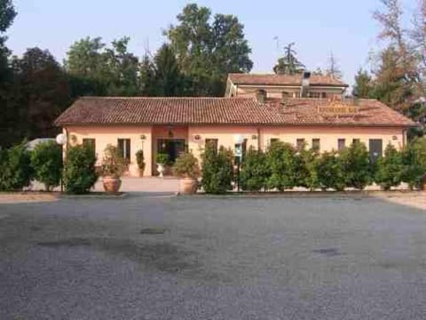 Property building, Facade/entrance, Day